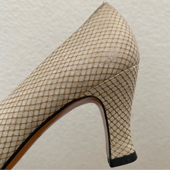 Vintage SALVATORE FERRAGAMO Nude Beige Micro Waffle Suede Heel Pumps Size 6 AAAA - Picture 13 of 15